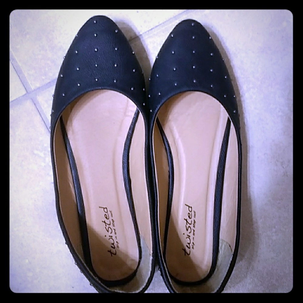 Size 8.5 wide Twisted black silver studded flats